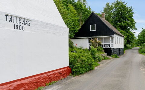 Scarlet - 5M from the Sea: Architecture, Toit, Domicile, Composite, Daylighting, Siding, Allée
