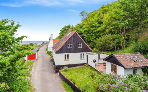Scarlet - 5M from the Sea: Architecture, Toit, Domicile, Composite, Daylighting, Siding, Allée
