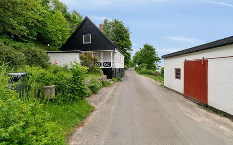 Scarlet - 5M from the Sea: Architecture, Toit, Domicile, Composite, Daylighting, Siding, Allée