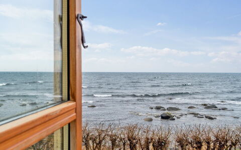 Scarlet - 5M from the Sea: Architecture, Toit, Domicile, Composite, Daylighting, Siding, Allée