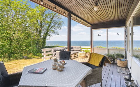 Yasha - 200M from the Sea: Bois, Toit, Architecture, Domicile, Maison, Chalet, Siding, Dur, Pente, Biens