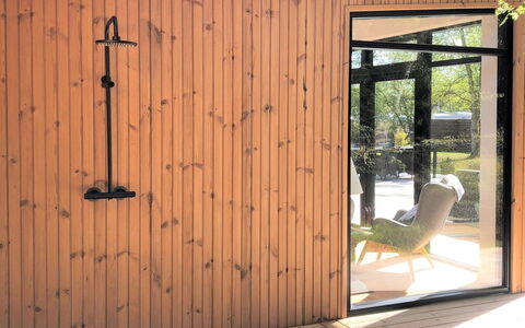 Sune - 175M from the Sea: Domicile, Toit, Maison, Chalet, Biens, Porte, Porche, Siding, Ferme, Ombre