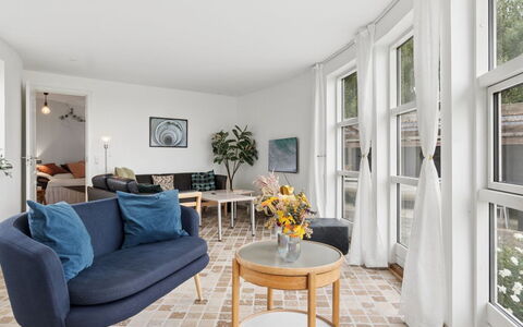 Vemund - 100M to the Fjord: Design Intérieur, Meubles, Sol, Sol, Bois, Canapé, Salon, Plafond, Table, Pièce