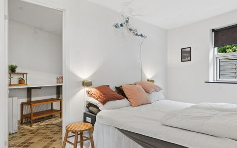 Vemund - 100M to the Fjord: Meubles, Design Intérieur, Lit, Chambre, Mur, Sol, Plafond, Bois, Pièce, Sol
