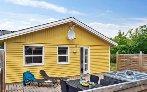 Barth - 950M from the Sea: Toit, Domicile, Porte, Chalet, Ombre, Siding, Cour, Biens, Arrière-Cour