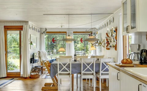 Naili - 750M from the Sea: Bois, Design Intérieur, Plafond, Meubles, Domicile, Luminaire, Chaise, Salle À Manger, Chalet, Dur