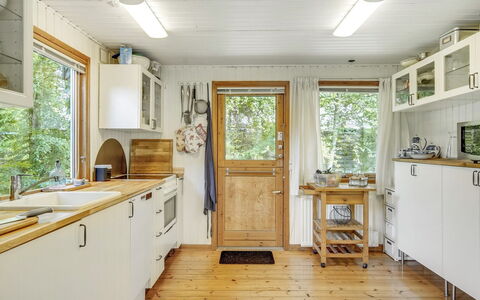 Naili - 750M from the Sea: Bois, Cuisine, Sol, Design Intérieur, Comptoir, Meubles, Plafond, Sol, Appareil De Cuisine, Tache De Bois