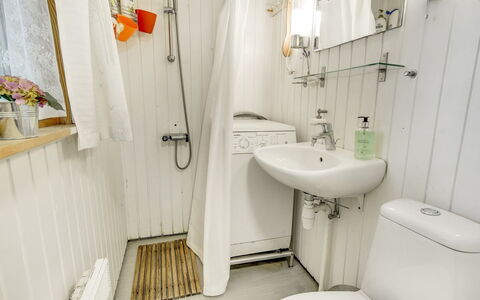 Naili - 750M from the Sea: Luminaire Plomberie, Salle De Bains, Sol, Lavabo, Sol, Design Intérieur, Toilette, Évier, Plomberie, Siège De Toilette
