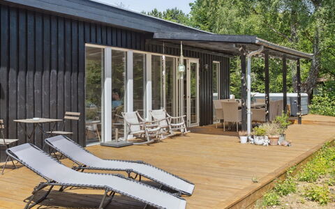 Thorlak - 860M from the Sea: Toit, Maison, Lot Terre, Domicile, Chalet, Biens, Batiments Jardin, Ombre, Cabane En Rondins, Aménagement Paysager