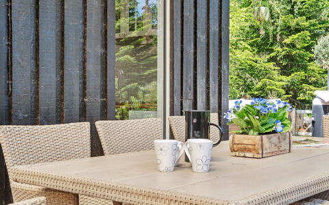 Thorlak - 860M from the Sea: Toit, Maison, Lot Terre, Domicile, Chalet, Biens, Batiments Jardin, Ombre, Cabane En Rondins, Aménagement Paysager