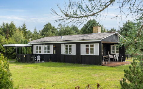 Brunhilde - 850M from the Sea: Végétation, Arbuste, Printemps, Chalet, Jardin, Ombre, Arrière-Cour, Cour, Chaise