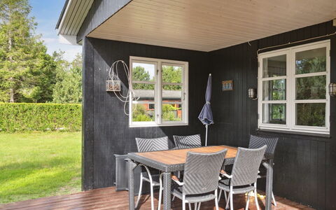 Brunhilde - 850M from the Sea: Végétation, Arbuste, Printemps, Chalet, Jardin, Ombre, Arrière-Cour, Cour, Chaise