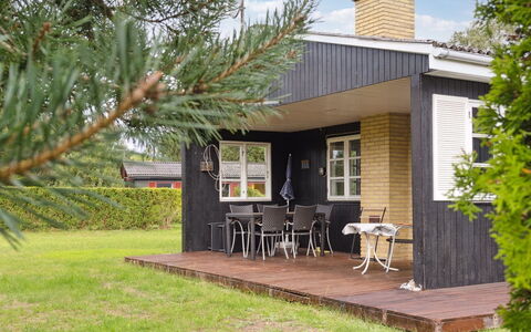 Brunhilde - 850M from the Sea: Végétation, Arbuste, Printemps, Chalet, Jardin, Ombre, Arrière-Cour, Cour, Chaise