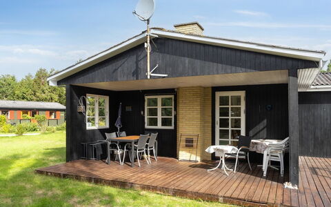 Brunhilde - 850M from the Sea: Végétation, Arbuste, Printemps, Chalet, Jardin, Ombre, Arrière-Cour, Cour, Chaise