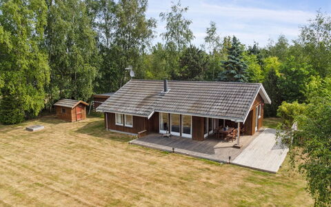 Aase - 950M from the Sea: Meubles, Design Intérieur, Sol, Bois, Sol, Plafond, Parquet, Chaise, Table, Éclairage
