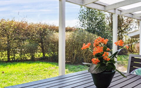 Gisella - 200M from the Sea: Toit, Chalet, Domicile, Ombre, Siding, Ferme, Porche, Structure En Plein Air, Batiments Jardin