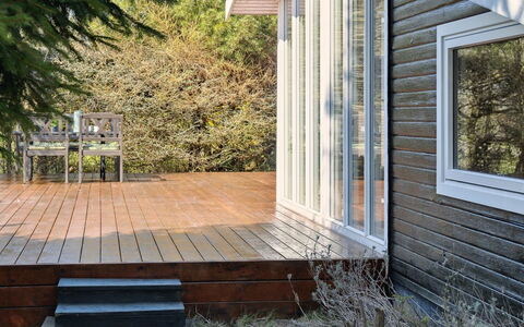 Gisella - 200M from the Sea: Toit, Chalet, Domicile, Ombre, Siding, Ferme, Porche, Structure En Plein Air, Batiments Jardin
