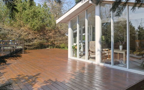 Gisella - 200M from the Sea: Toit, Chalet, Domicile, Ombre, Siding, Ferme, Porche, Structure En Plein Air, Batiments Jardin