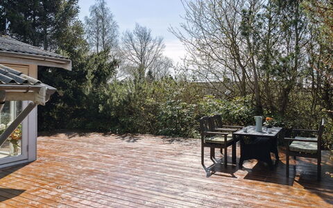 Gisella - 200M from the Sea: Toit, Chalet, Domicile, Ombre, Siding, Ferme, Porche, Structure En Plein Air, Batiments Jardin