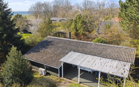 Gisella - 200M from the Sea: Toit, Chalet, Domicile, Ombre, Siding, Ferme, Porche, Structure En Plein Air, Batiments Jardin