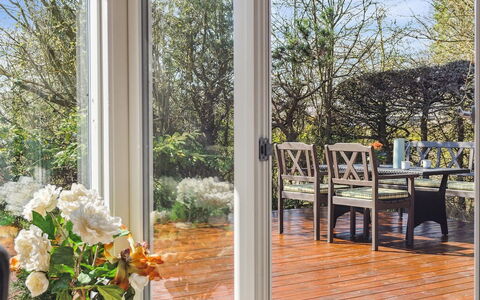 Gisella - 200M from the Sea: Toit, Chalet, Domicile, Ombre, Siding, Ferme, Porche, Structure En Plein Air, Batiments Jardin