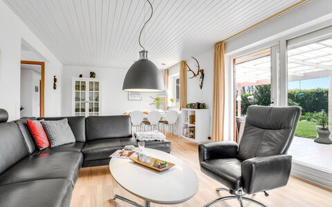 Maleen - 150M to the Fjord: Meubles, Design Intérieur, Canapé, Sol, Salon, Sol, Plafond, Domicile, Éclairage, Pièce