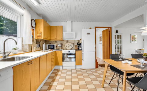 Maleen - 150M to the Fjord: Cuisine, Sol, Principaux Appliance, Bois, Comptoir, Sol, Design Intérieur, Appareil De Cuisine, Plafond, Cabinetry