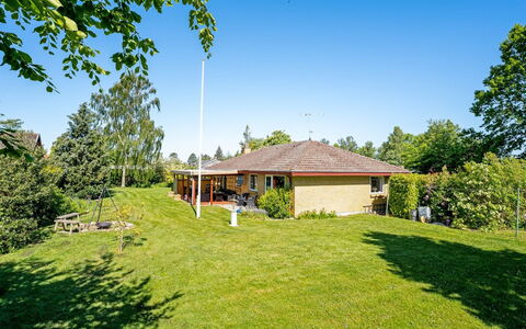 Maleen - 150M to the Fjord: Herbe, Arbuste, Maison, Toit, Lot Terre, Domicile, Plaine, Chalet, Jardin, Zone Rurale
