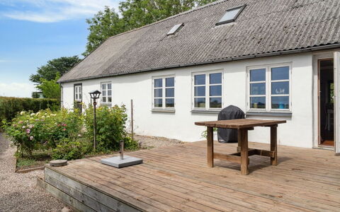 Finja - 6Km from the Sea: Toit, Maison, Domicile, Chalet, Siding, Biens, Allée, Batiments Jardin, Cour, Cabanon