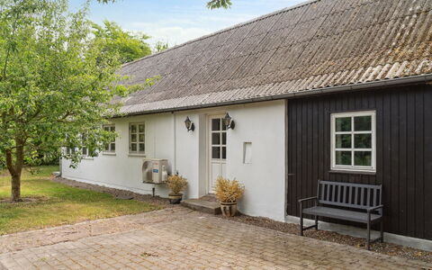 Finja - 6Km from the Sea: Toit, Maison, Domicile, Chalet, Siding, Biens, Allée, Batiments Jardin, Cour, Cabanon