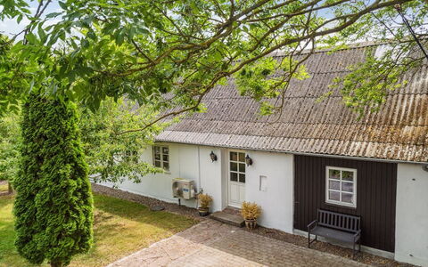 Finja - 6Km from the Sea: Toit, Maison, Domicile, Chalet, Siding, Biens, Allée, Batiments Jardin, Cour, Cabanon