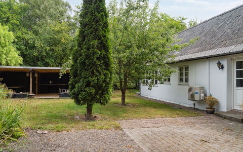 Finja - 6Km from the Sea: Toit, Maison, Domicile, Chalet, Siding, Biens, Allée, Batiments Jardin, Cour, Cabanon