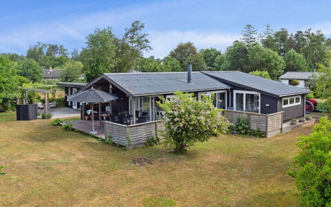 Holmwith - 200M from the Sea: Toit, Maison, Lot Terre, Domicile, Chalet, Biens, Batiments Jardin, Ombre, Cabane En Rondins, Aménagement Paysager