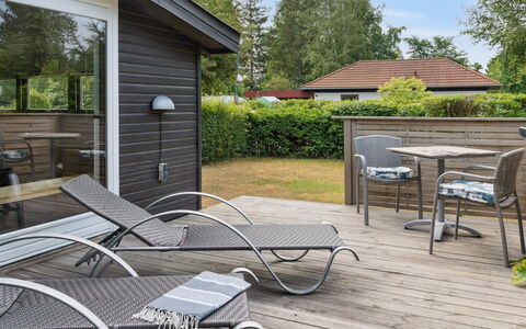 Holmwith - 200M from the Sea: Toit, Maison, Lot Terre, Domicile, Chalet, Biens, Batiments Jardin, Ombre, Cabane En Rondins, Aménagement Paysager