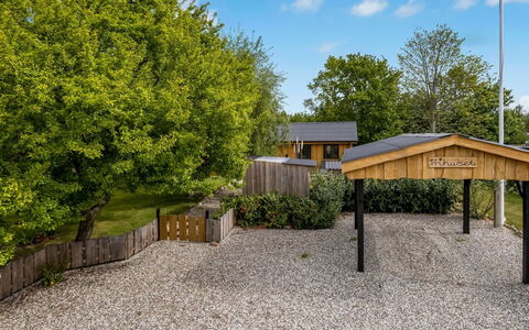 Zekine - 700M from the Sea: Arbre, Bois, Ombre, Chalet, Batiments Jardin, Jardin, Cabanon, Dur, Aménagement Paysager, Clôture