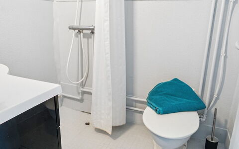 Sakulfuer - 390M from the Sea: Luminaire Plomberie, Salle De Bains, Sol, Sol, Plomberie, Toilette, Design Intérieur, Évier, Robinet, Composite