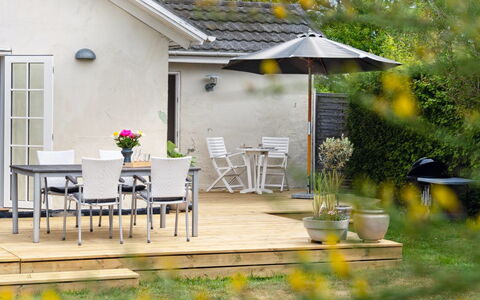 Quanna - 50M from the Sea: Meubles, Mobilier De Jardin, Chaise, Table, Tableau De Plein Air, Jardin, Plate-Forme, Pot De Fleur, Table Cuisine Et Salle A Manger