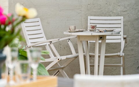 Quanna - 50M from the Sea: Meubles, Mobilier De Jardin, Chaise, Bois, Table, Tableau De Plein Air, Chaise Pliante, Dur, Tache De Bois, Pot De Fleur
