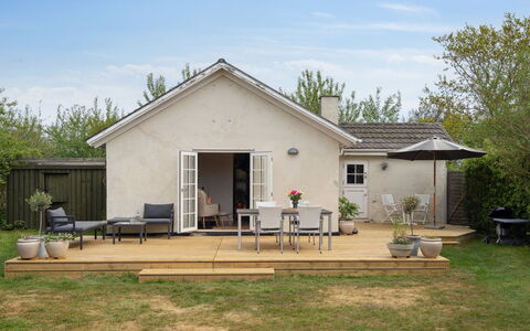 Quanna - 50M from the Sea: Maison, Domicile, Toit, Chalet, Meubles, Porte, Jardin, Chaise, Mobilier De Jardin, Ferme