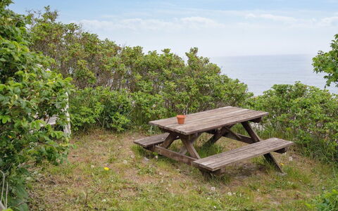 Quanna - 50M from the Sea: Extérieur Banc, Table De Pique-Nique, Mobilier De Jardin, Meubles, Tableau De Plein Air, Table, Communauté Des Plantes, Banc, Océan