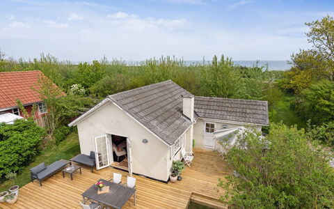 Quanna - 50M from the Sea: Bâtiment, Maison, Zone Résidentielle, Domicile, Arbuste, Toit, Chalet, Biens, Jardin