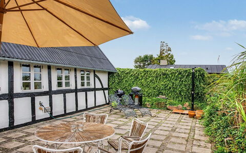 Ilkka - 220M from the Sea: Toit, Domicile, Jardin, Chalet, Ombre, Chaise, Cour, Aménagement Paysager, Pot De Fleur, Biens