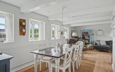 Ilkka - 220M from the Sea: Meubles, Design Intérieur, Sol, Bois, Plafond, Salle À Manger, Table, Sol, Table Cuisine Et Salle A Manger, Luminaire