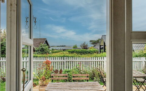 Ilkka - 220M from the Sea: Porte, Pot De Fleur, Porche, Jardin, Chaise, Plante D'Appartement, Chalet, Eco Hôtel, Balcon
