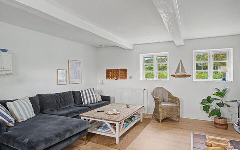 Ilkka - 220M from the Sea: Meubles, Design Intérieur, Canapé, Sol, Mur, Sol, Salon, Bois, Pièce, Plafond