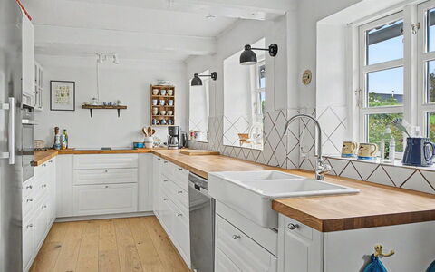 Ilkka - 220M from the Sea: Cuisine, Comptoir, Sol, Cabinetry, Design Intérieur, Bois, Meubles, Evier, Appareil De Cuisine, Évier
