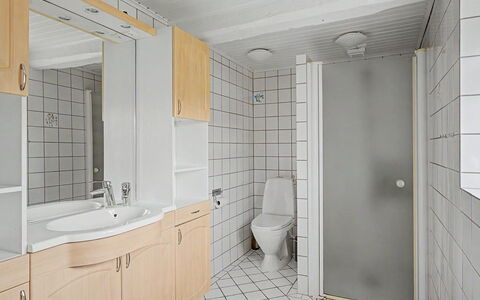 Ilkka - 220M from the Sea: Luminaire Plomberie, Sol, Mur, Sol, Évier, Salle De Bains, Design Intérieur, Lavabo, Plomberie, Plafond