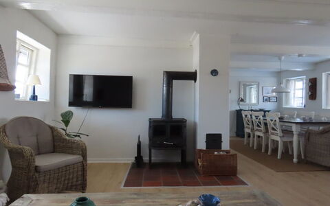 Ilkka - 220M from the Sea: Meubles, Sol, Design Intérieur, Sol, Bois, Plafond, Pièce, Salon, Table, Parquet