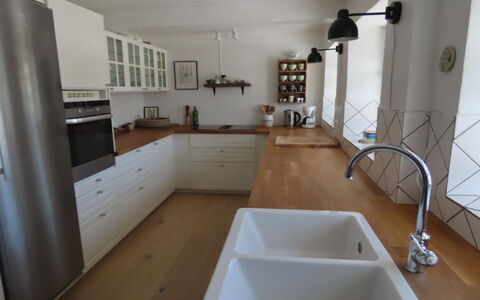 Ilkka - 220M from the Sea: Comptoir, Cuisine, Sol, Cabinetry, Design Intérieur, Meubles, Evier, Sol, Bois, Luminaire Plomberie