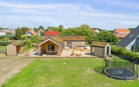 Ottmar - 150M from the Sea: Domicile, Toit, Maison, Chalet, Biens, Porte, Porche, Siding, Ferme, Ombre